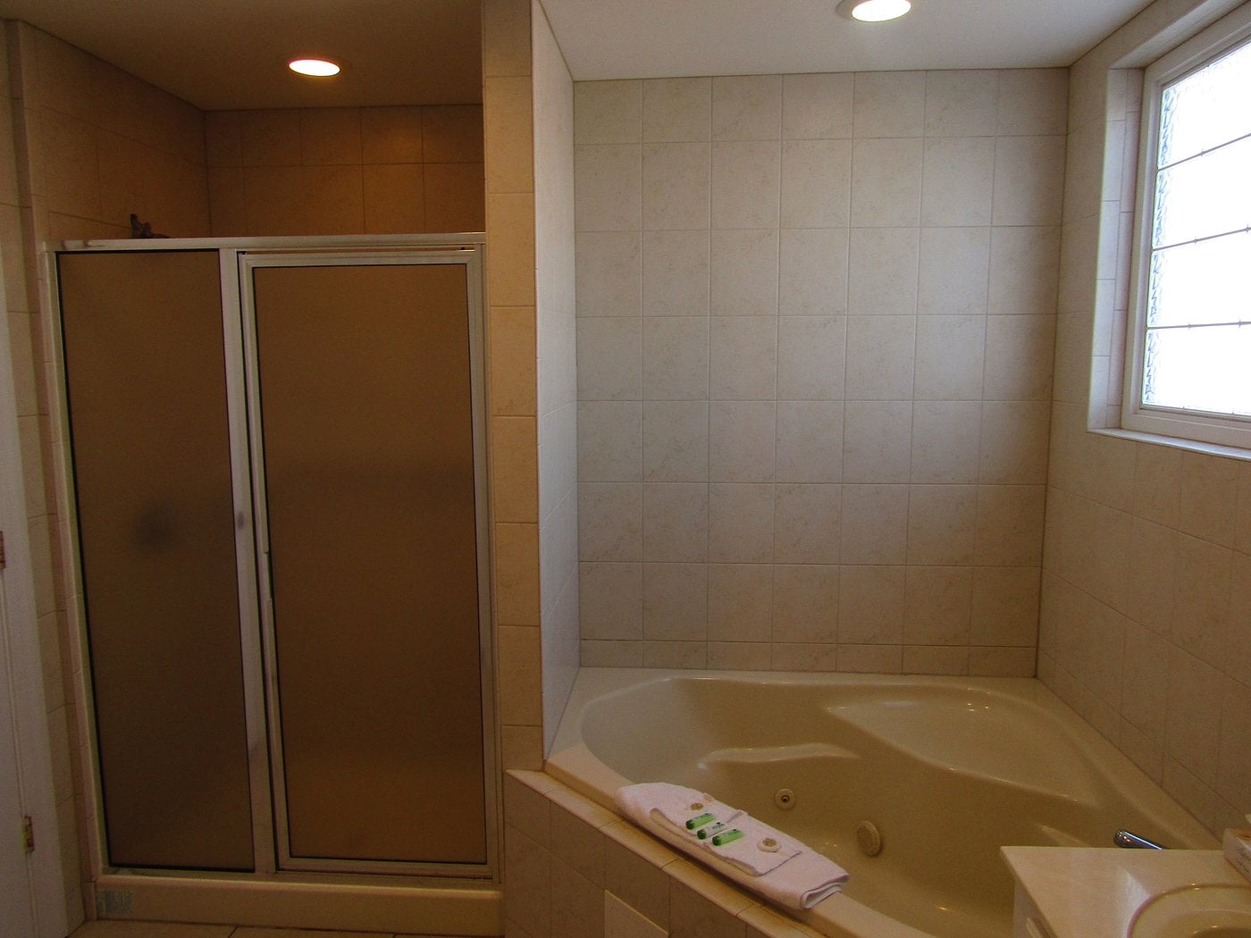 Americana Princess - 6th street Condos Americana Princess - 6th street Condos