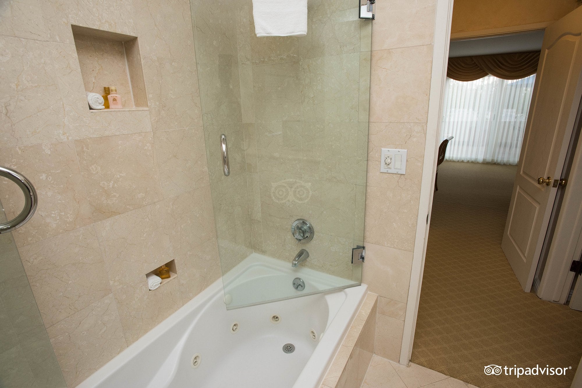 Beverly Hills Plaza Hotel