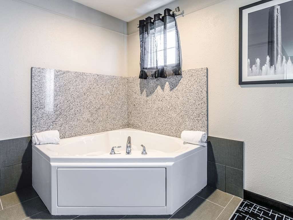 La Quinta Inn & Suites by Wyndham Kansas City Airport La Quinta Inn & Suites by Wyndham Kansas City Airport